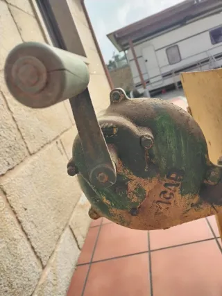 Fragua antigua con manivela