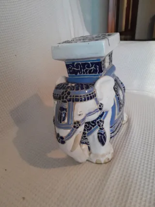 Elefante de cerámica azul y blanco