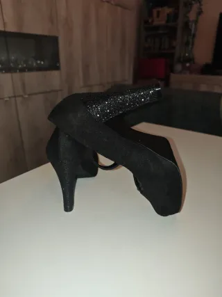 Scarpe eleganti nere con cinturino