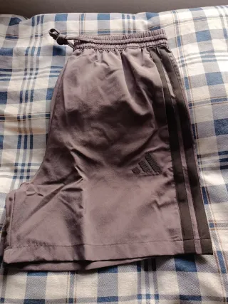 Pantalón corto Adidas Essentials Chelsea Gris.