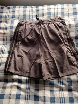 Pantalón corto Adidas Essentials Chelsea Gris.