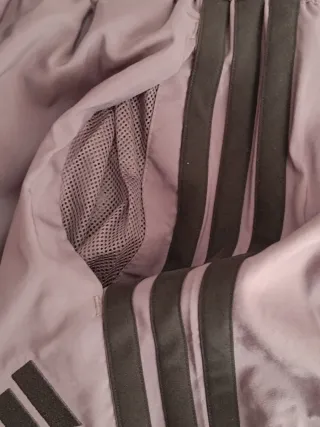 Pantalón corto Adidas Essentials Chelsea Gris.