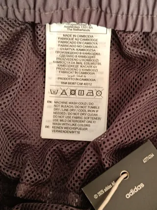 Pantalón corto Adidas Essentials Chelsea Gris.