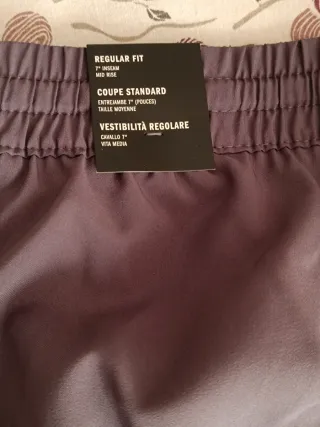 Pantalón corto Adidas Essentials Chelsea Gris.