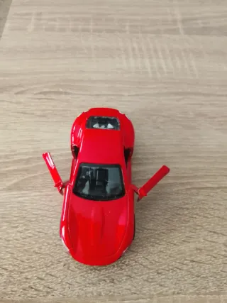 Coche de metal rojo juguete