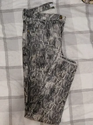 Pantalones pitillo estampado serpiente