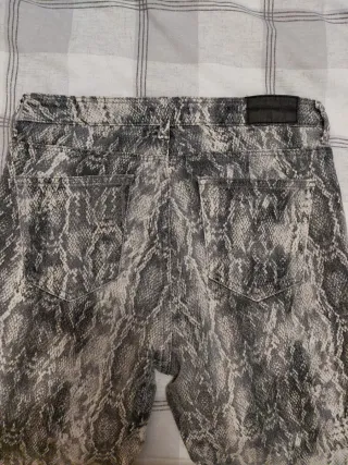 Pantalones pitillo estampado serpiente