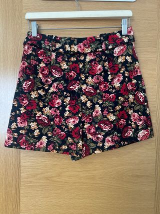 Falda pantalón corto floral Stradivarius