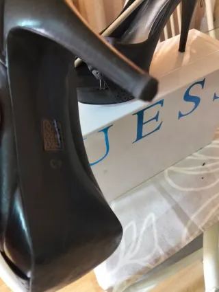Zapatos de tacón Guess negros
