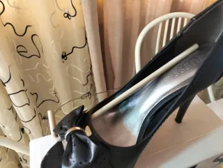 Zapatos de tacón Guess negros