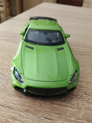 Coche de metal verde juguete