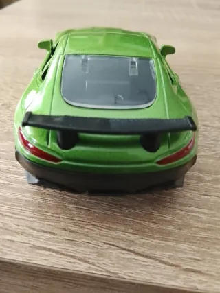 Coche de metal verde juguete