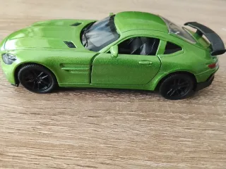 Coche de metal verde juguete