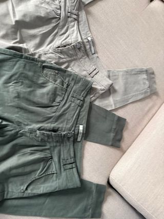 Set 2 pantaloni S, uno verde e uno beige uguali