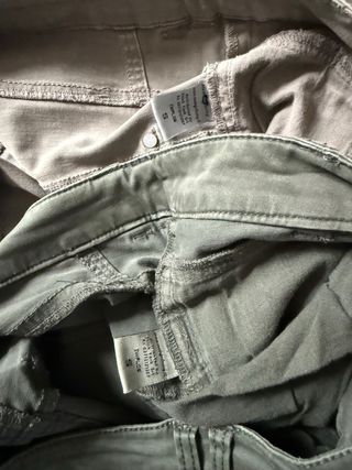 Set 2 pantaloni S, uno verde e uno beige uguali