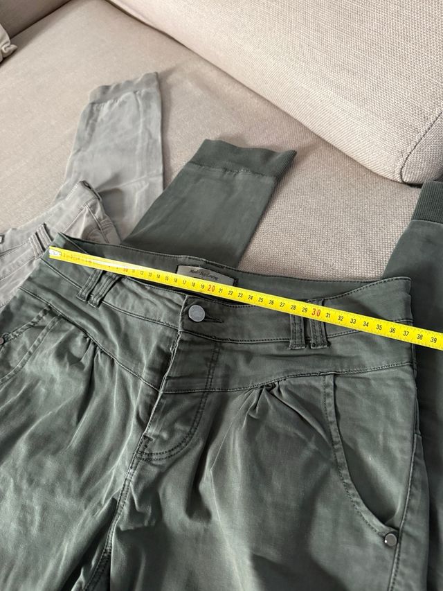 Set 2 pantaloni S, uno verde e uno beige uguali