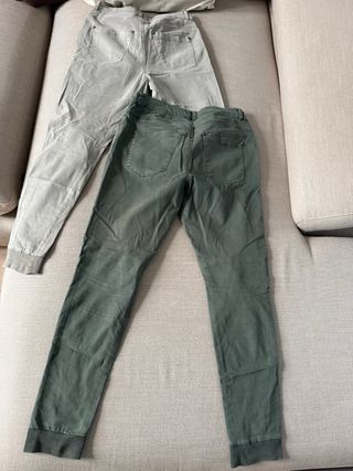 Set 2 pantaloni S, uno verde e uno beige uguali