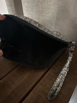 Bolso de mano plateado con purpurina