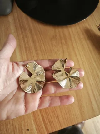 Pendientes dorados abanico