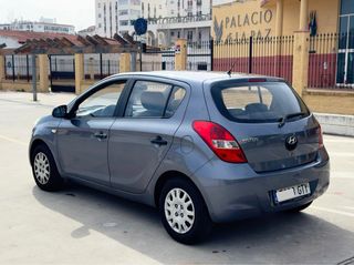 Hyundai i20 procedente de persona mayor