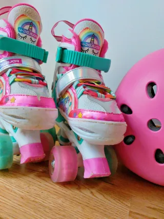 Patinescon luces y casco rosa.(SÓLO EN SEVILLA.)