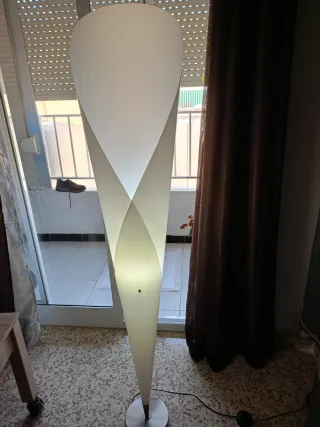 Lámpara de pie moderna plateada y blanca