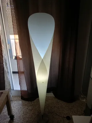 Lámpara de pie moderna plateada y blanca