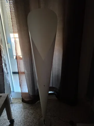 Lámpara de pie moderna plateada y blanca