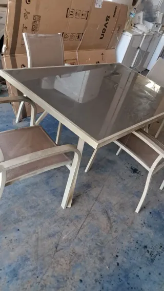 Mesa de comedor con 4 sillas
