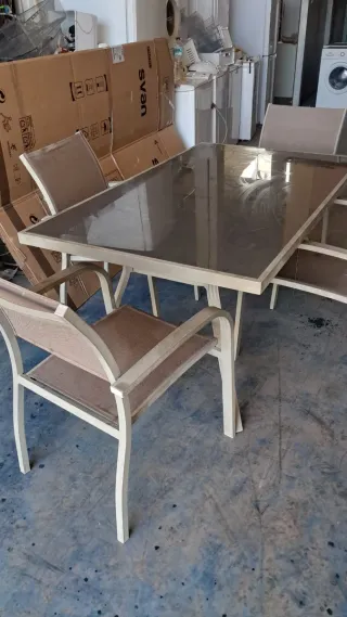 Mesa de comedor con 4 sillas