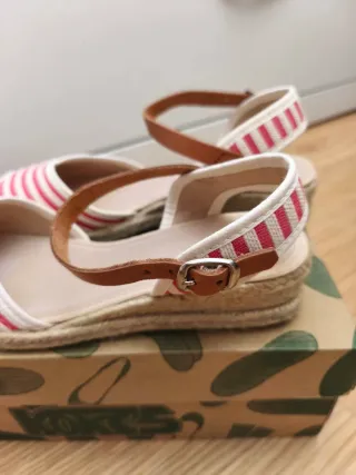 Alpargatas cuña de esparto Koxs rayas rojas