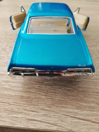 Coche de juguete azul metálico impala