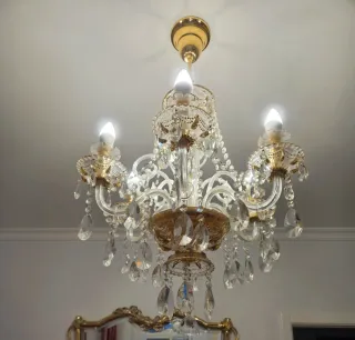 Lámpara de techo dorada y cristal