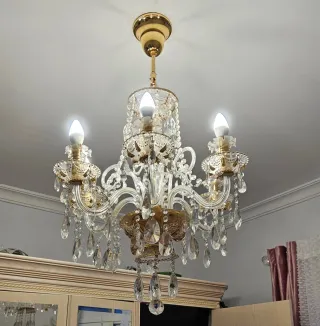 Lámpara de techo dorada y cristal