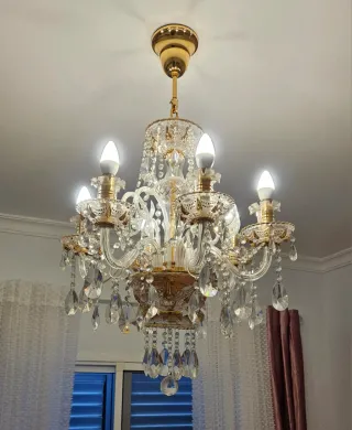 Lámpara de techo dorada y cristal