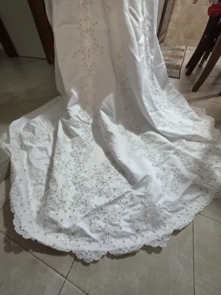 Bellissimo abito da sposa bianco