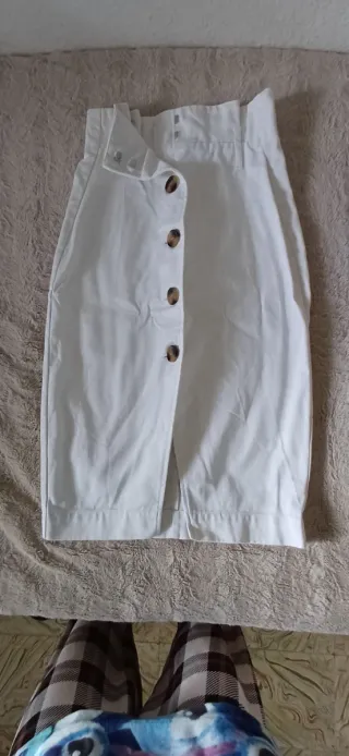 Falda blanca con botones