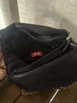 Bolso de mano Xti negro y dorado