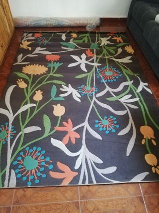 Alfombra marrón con flores