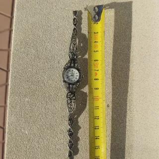Reloj de plata con diseño floral