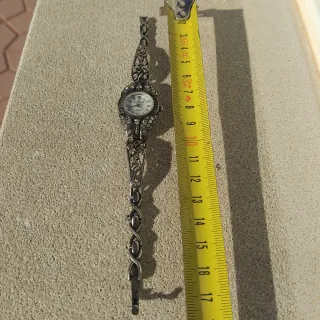 Reloj de plata con diseño floral