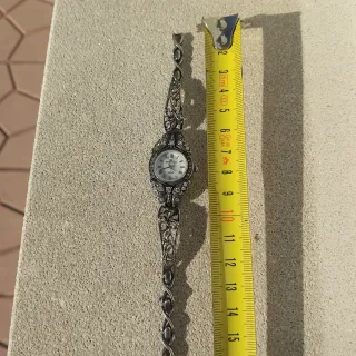 Reloj de plata con diseño floral