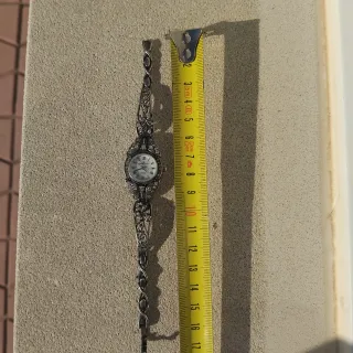 Reloj de plata con diseño floral