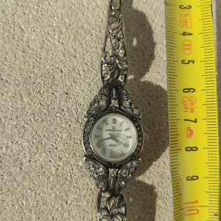 Reloj de plata con diseño floral
