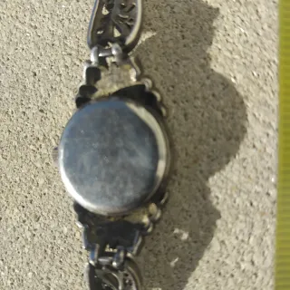 Reloj de plata con diseño floral