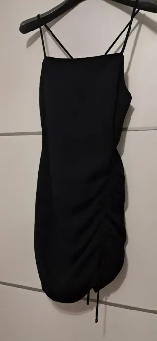 Vestido negro corto con tirantes