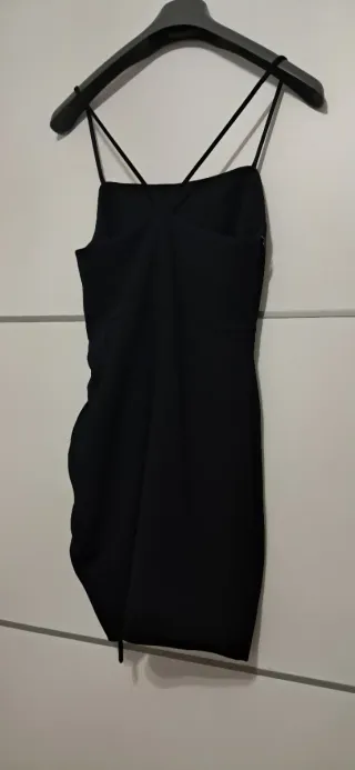 Vestido negro corto con tirantes