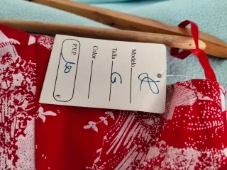 Vestido rojo con estampado floral