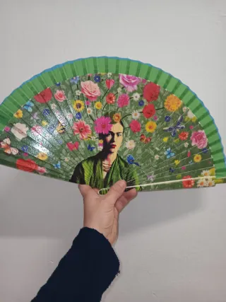 Abanico de madera pintado a mano