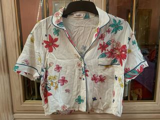 Camisa Pull&Bear de flores crop manga corta